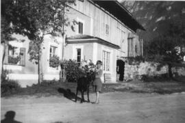 Sattlerwirt in Ebbs Seitenansicht mit Astner Simon vulgo Riapl um 1938