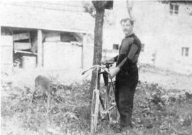 Schmider Josef Schneidermeister in Ebbs mit Fahrrad um 1900