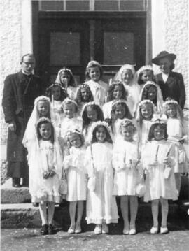 Ebbs Erstkommunion Kooperator Strasser nur Mädchen 1949