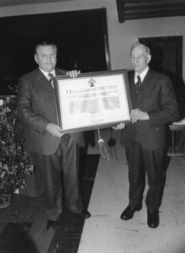 Seeber Johann Altbgm Buchberg erhält Ehrenbürgerschaft Ebbs von Bgm. Franz Hörhager 1977