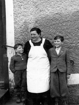 Postwirt Hörhager Anna mit Enkeln Richard und Josef