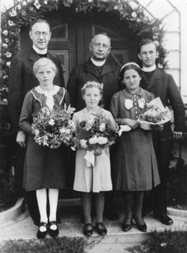 Pfarrer Josef Moser von Ebbs 1935 bis 1952 mit Prälat Sebastian Achorner und drei Mädchen