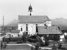 Pfarrkirche Ebbs und Pfarrwidum Ebbs von Hauptschule aus 1977