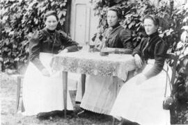 Oberwirt in Ebbs Mägde und Kellnerinnen in der Mitte Greiderer Ursula (Althaus) 1910