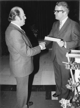 VS Buchberg Verleihung OSR an Dir Hans Holas durch Bezirkshauptmann Dr Philipp 05 03 1977