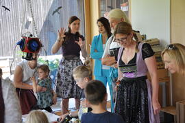 50 Jahre Kindergarten Ebbs 28 06 2024_Führung durch Kindergarten Widmoser erklrärt LR Mair ihre A...