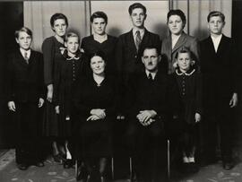 Familie Freisinger mit Eltern, Peter, Emma, Lisi, Tilly, Hans, Marianne, Resi, Hermann