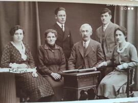 Familienfoto Kraisser Stoana, Hans gefallen im Krieg, Wast verstorben an Leukämie