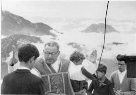Pfarrer Hausberger Gipfelmisse auf der Naunspitze 1955