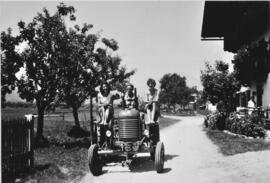 Astner Simon, Riapl, auf Traktor mit zwei Feriengästen um 1960
