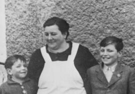 Postwirt Hörhager Anna mit Kindern Richard und Josef ca 1942