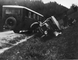 Verkehrsunfall mit Bus und PKW um 1920