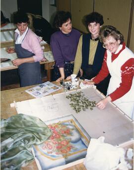 Erwachsenenschule Ebbs Seidenmalereikurs mit Fr Niederacher März 1990