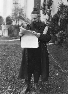 Pfarrer Matthias Ortner beim Zeitunglesen 1929