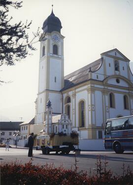 Pfarrkirche Ebbs und 1200 Jahr Festwagen mit Motiv Pfarrkirche 28 08 1988