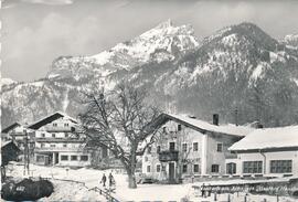 Gasthof Hanslwirt. dahinter Pension Schwaiger