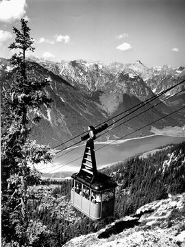 Gondel vor Bergstationm, Sommer