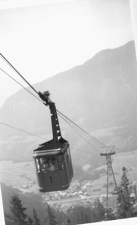 Gondel oberhalb der Stütze
