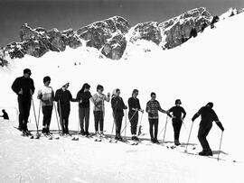 Schilehrer mit Gruppe