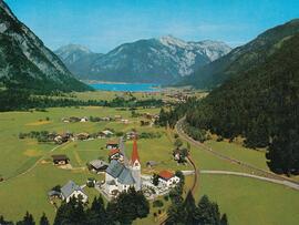 von links: Widum, Pfarrkirche St. Notburga, Kirchenwirt
