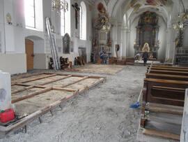 Ausbau der Bänke der Pfarrkirche