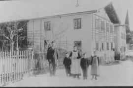 Familienfoto vor dem Haus