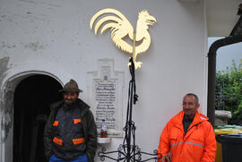Das restaurierte Kreuz und der Wetterhahn kommen auf den Kirchturm