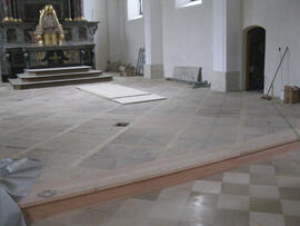 Einbau des Bodens im Chorraum der Pfarrkirche