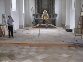 Arbeiten im Presbyterium der Pfarrkirche