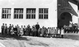 Schüler vor der Schule