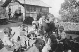 Kindergartenkinder vor dem Vereinshaus