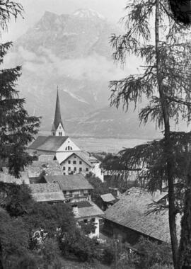 Blick auf Pfarrkirche und Müller