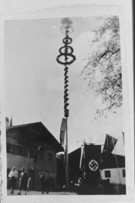 Maibaum am Hitlerplatz