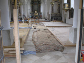 Einbau des Bodens unter den Bänken in der Pfarrkirche
