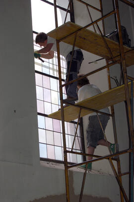 Montag nachmittags, Arbeiten an den Fenstern in der Kirche