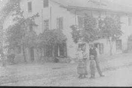 Familienfoto mit Haus