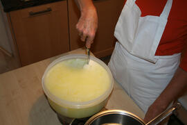 Frischkäsebereitung mit Schafmilch