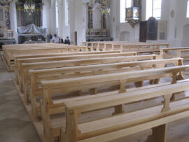 Eingebaute Bänke in der Pfarrkirche