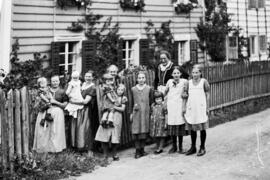 Frauen und Mädchen vor dem Klemmerhof