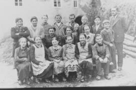 Klassenfoto vor dem Risgebäude