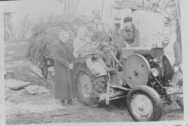 Familienfoto mit Traktor