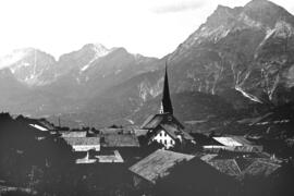 Blick ins Dorf mit Pfarrkirche und Hoher Munde