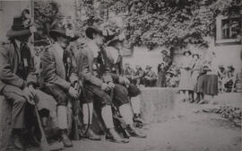 Schützen am Brunnen beim Mötzer