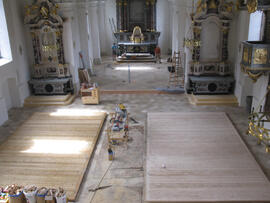 Vorbereitung für den Einbau der Bänke in der Pfarrkirche