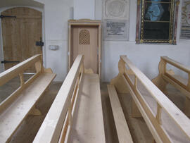 Eingebaute Bänke in der Pfarrkirche