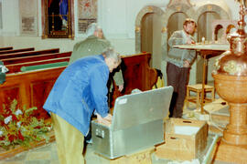 Aufstellen der Kirchenkrippe