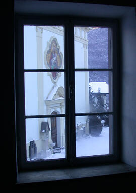 Blick aus der Mühle auf den Kircheneingang