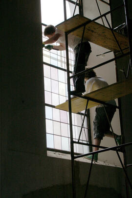 Montag nachmittags, Arbeiten an den Fenstern in der Kirche
