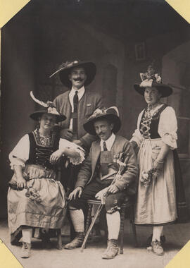 Schützenhauptmann mit Marketenderinnen