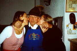 Ernst mit zwei Grazien